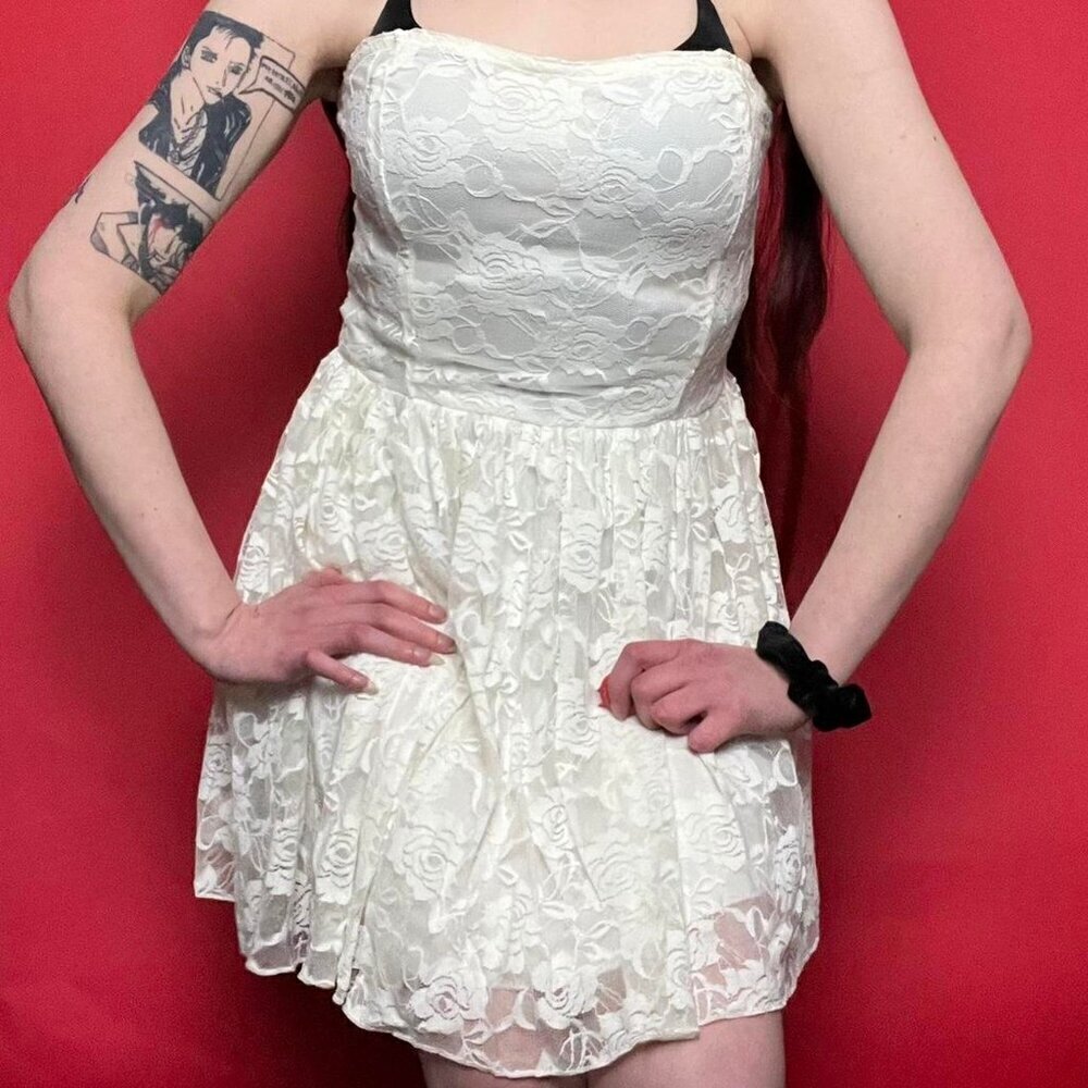 Ardene / Y2K strapless white lace mini dress  🤍🤍​​​​​​